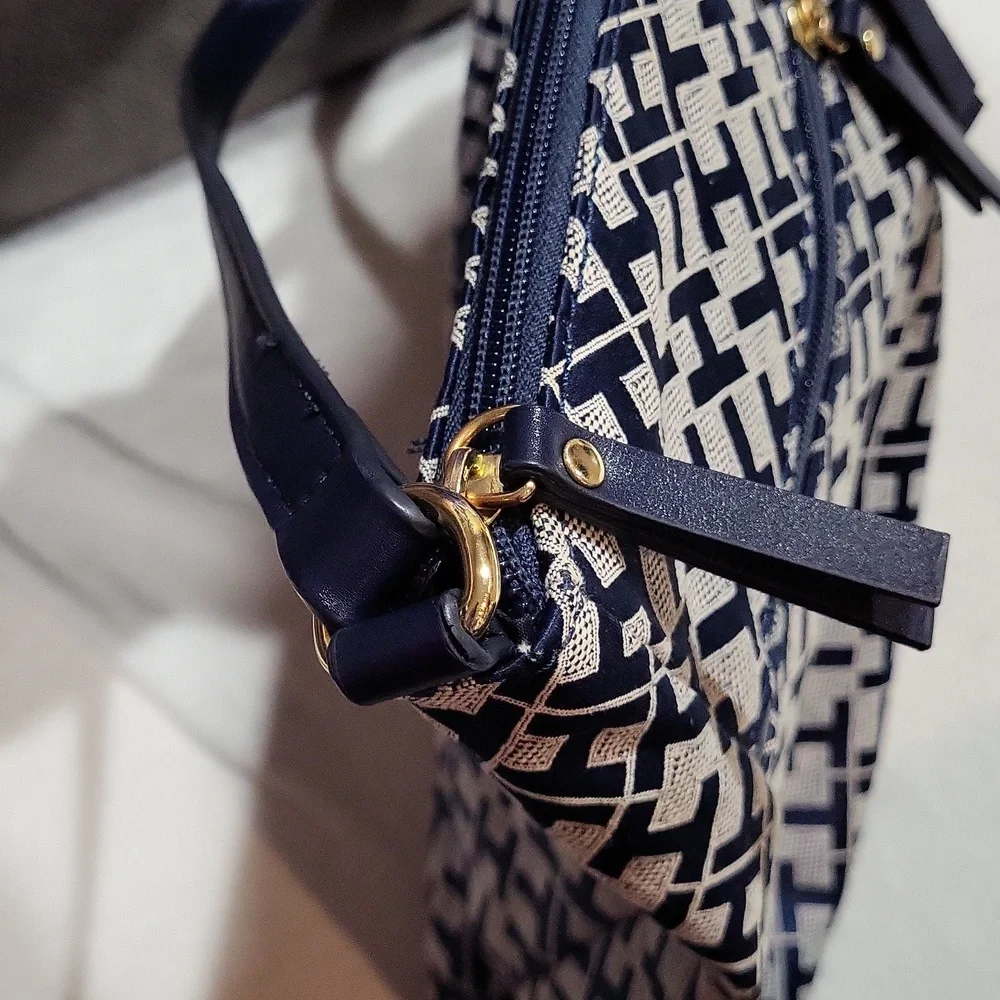 Tommy Hilfiger Purse - Picture 14 of 14